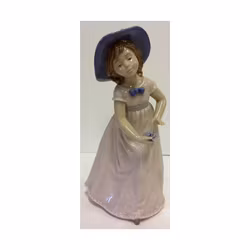 Nadal porslinsfigur flicka med blomma (nr 132729)
