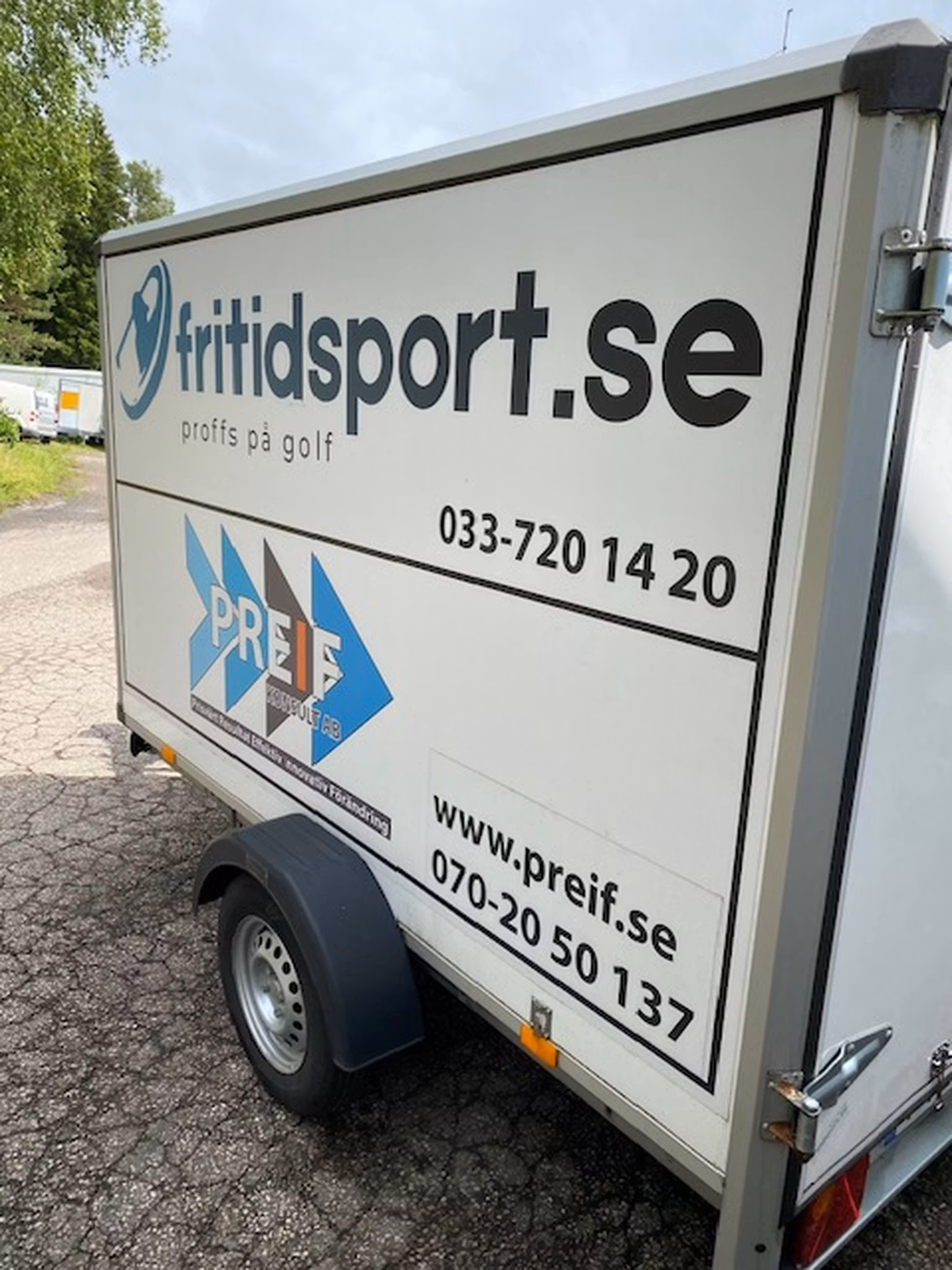 Täckt släpvagn att hyra eller låna vid köp av vagn