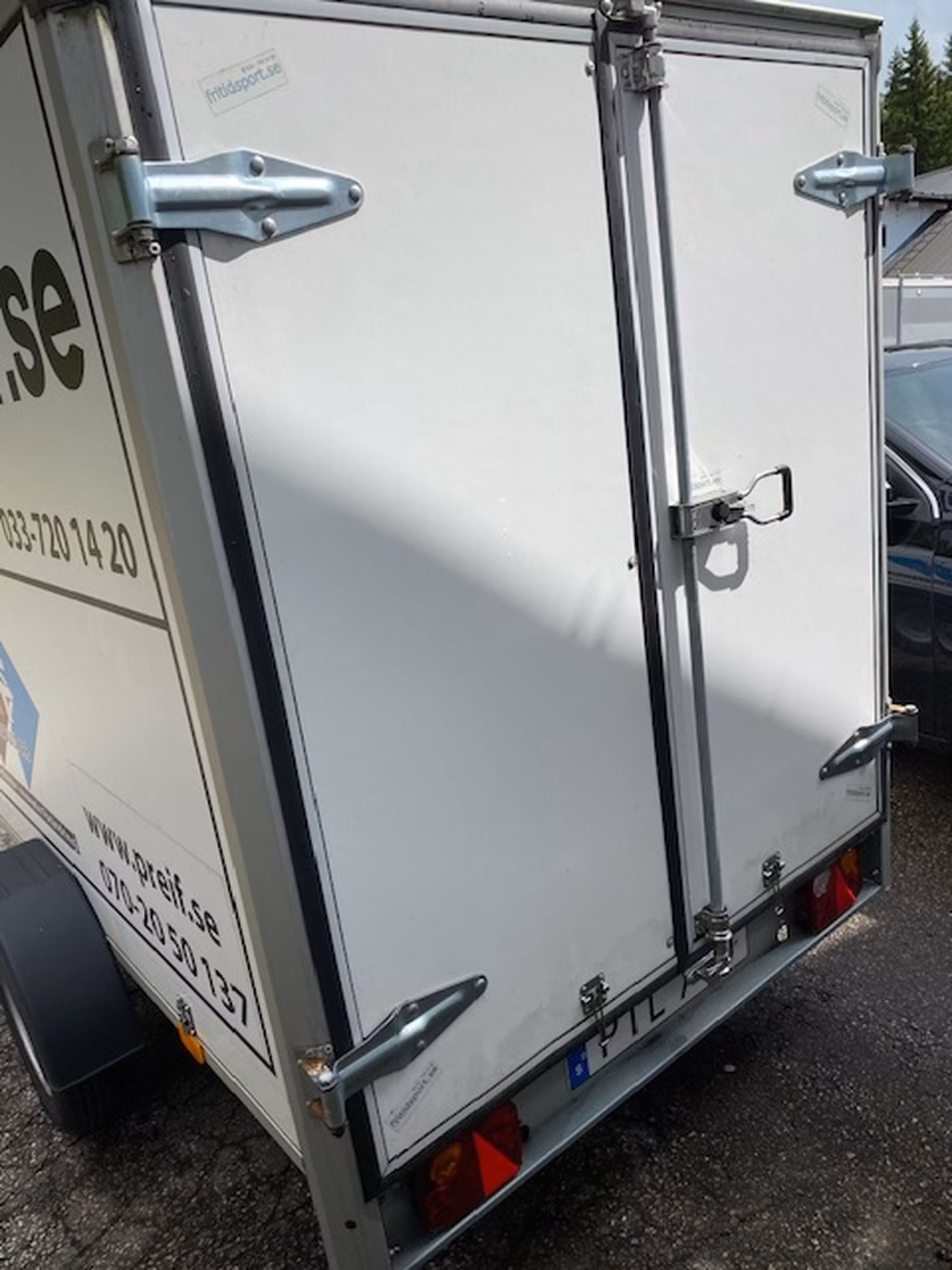 Täckt släpvagn att hyra eller låna vid köp av vagn