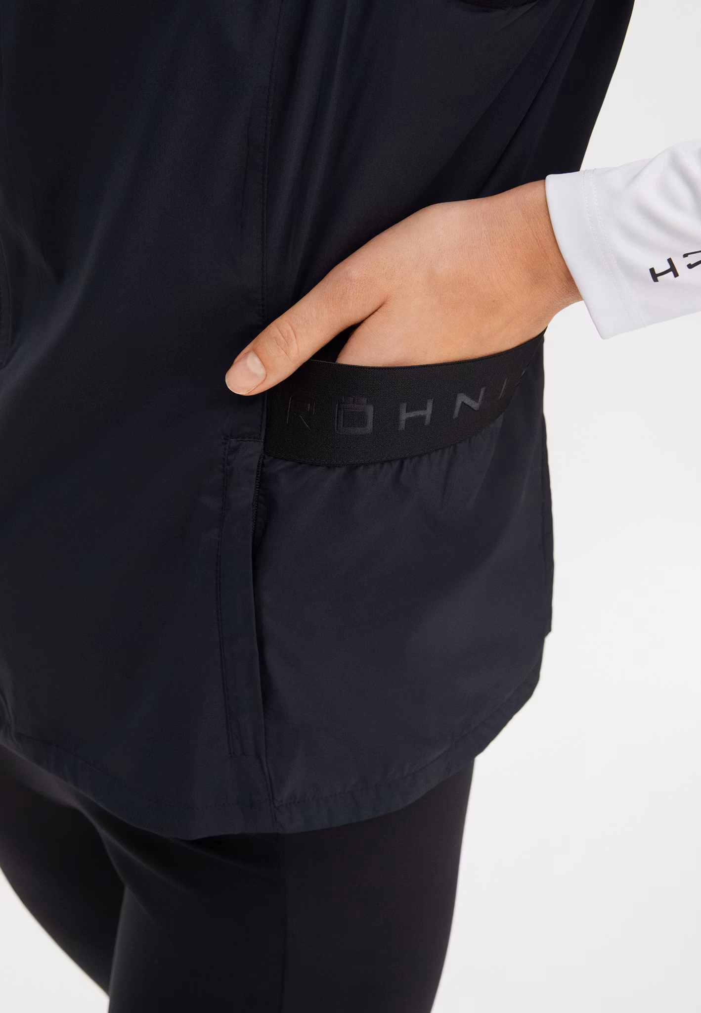 Röhnisch Miles Wind Vest Black
