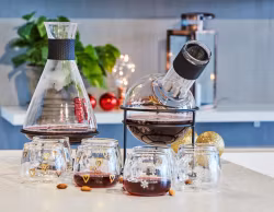 Rosita Glöggkaraff glas svart smidesställnnig rymd 1liter