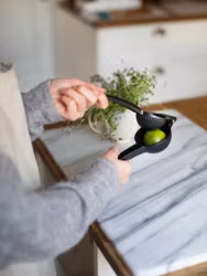 Cyra Citruspress Svart Aluminium 22 cm