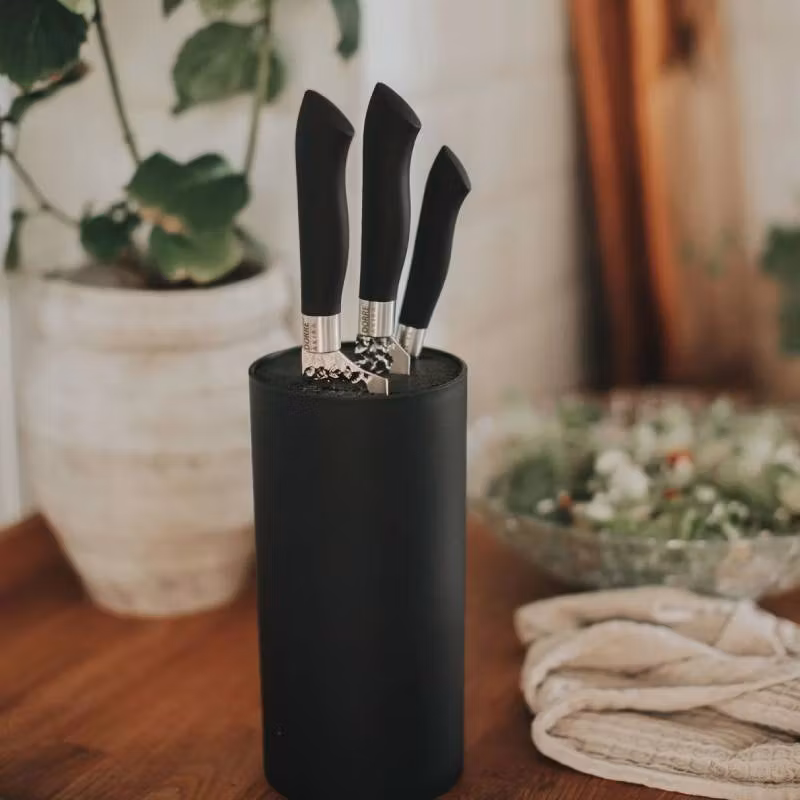 Akira Knivset i stål svart handtag