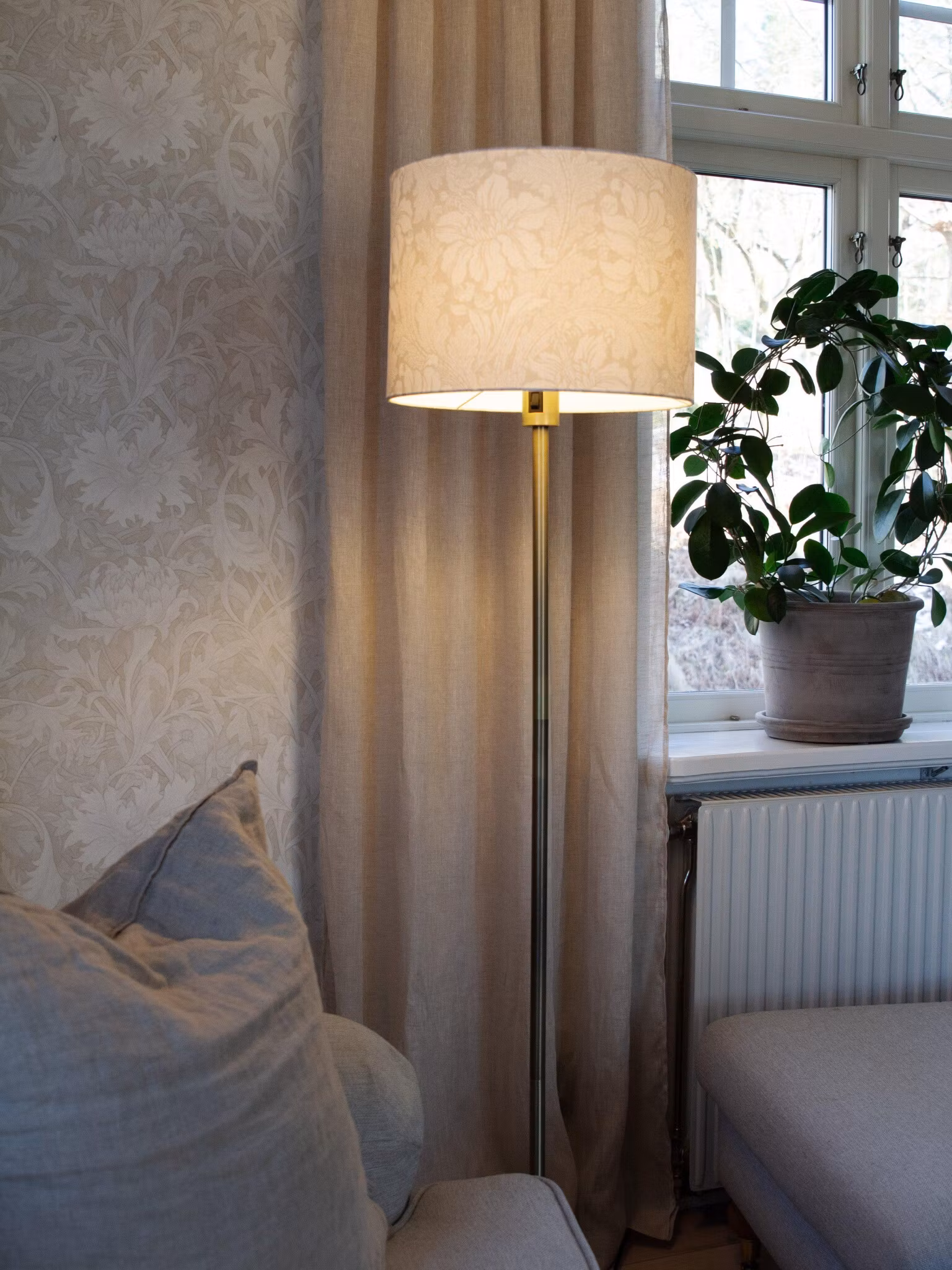 Amy Golv mässing – Acanthus 25cm – Beige