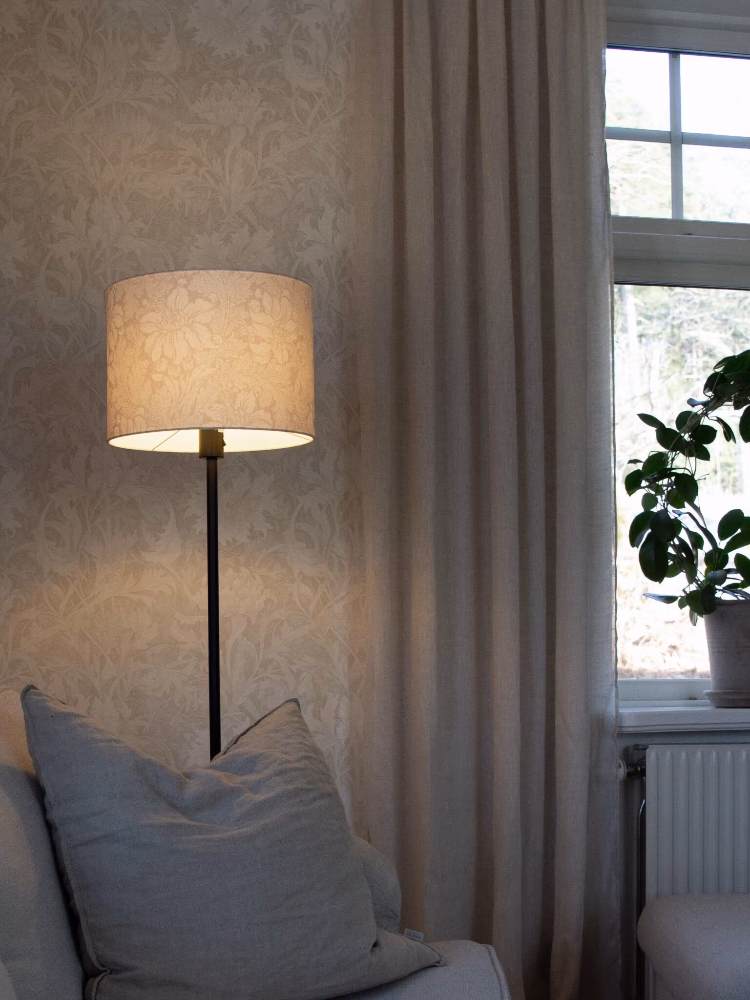 Amy Golv Svart – Acanthus 25cm – Beige