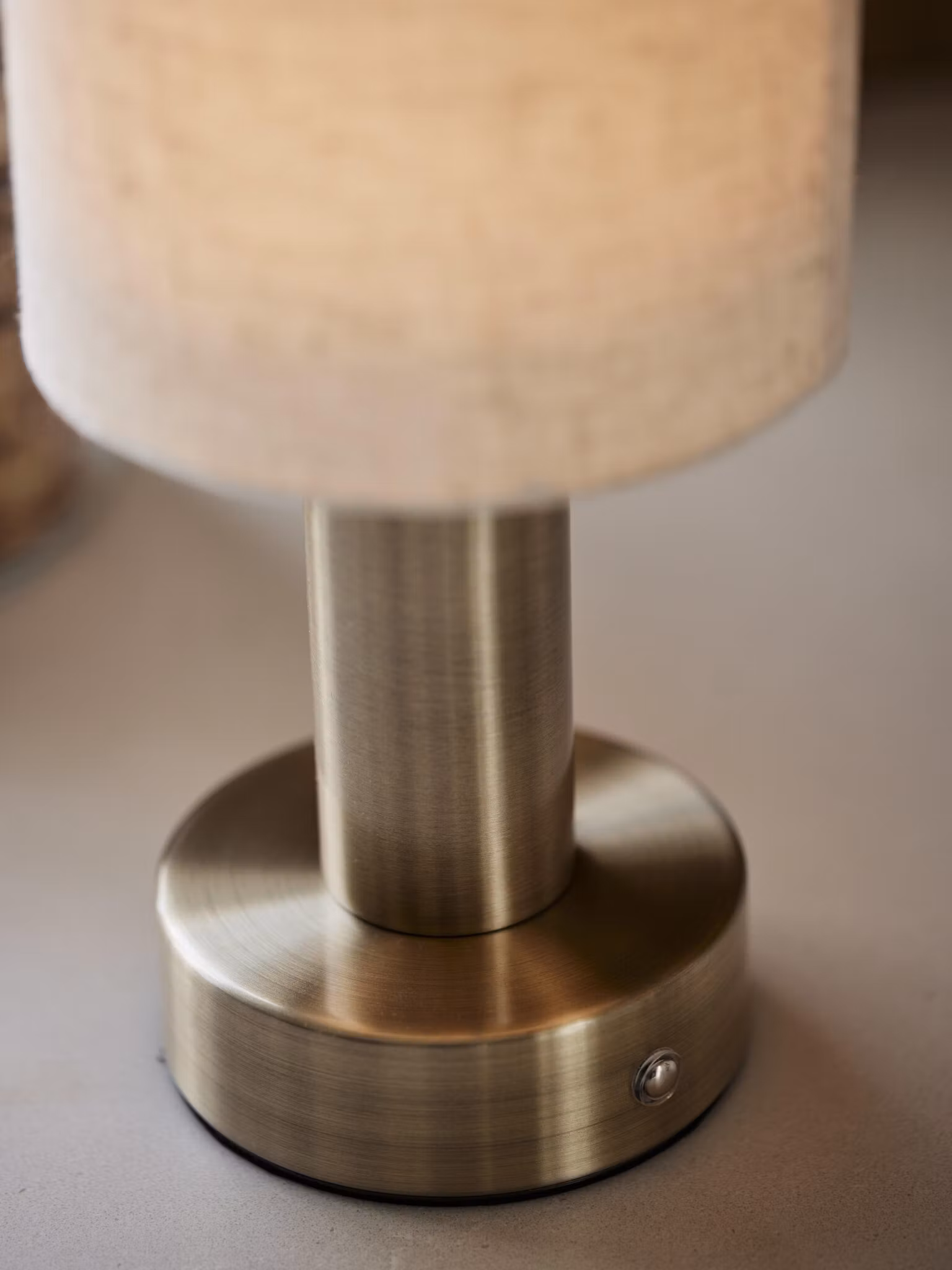 Tiara bordslampa Laddbar antikmässing