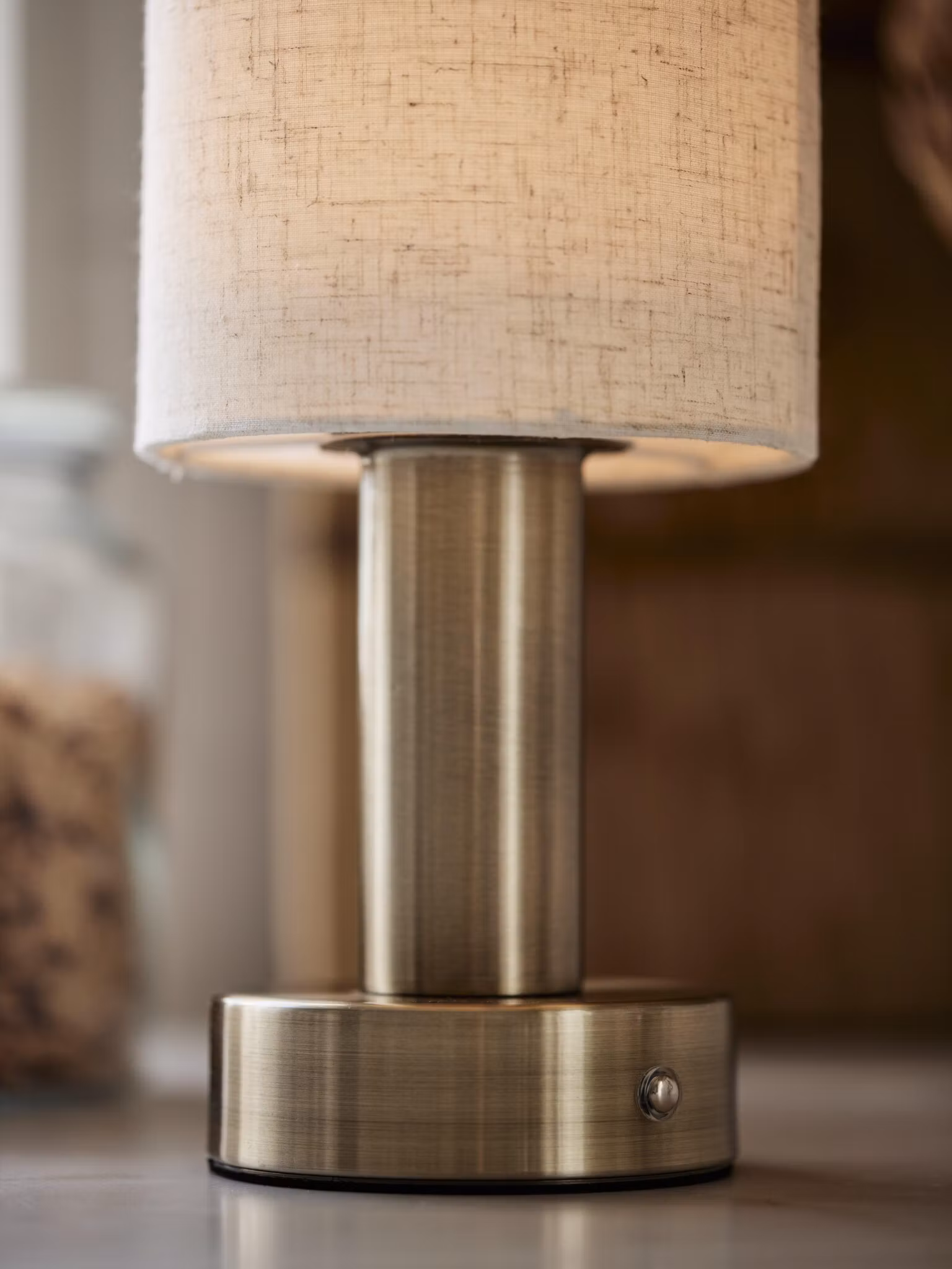 Tiara bordslampa Laddbar antikmässing