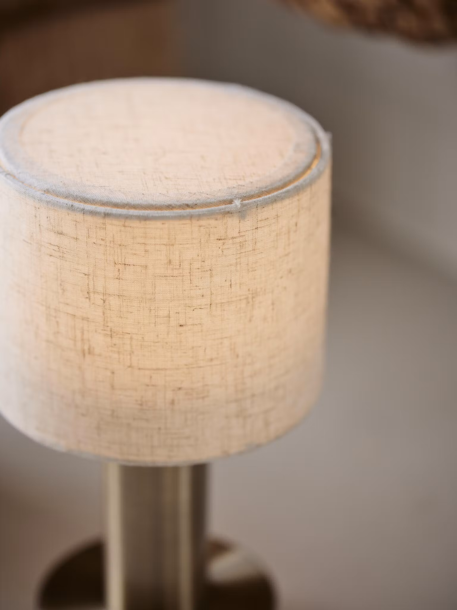 Tiara bordslampa Laddbar antikmässing
