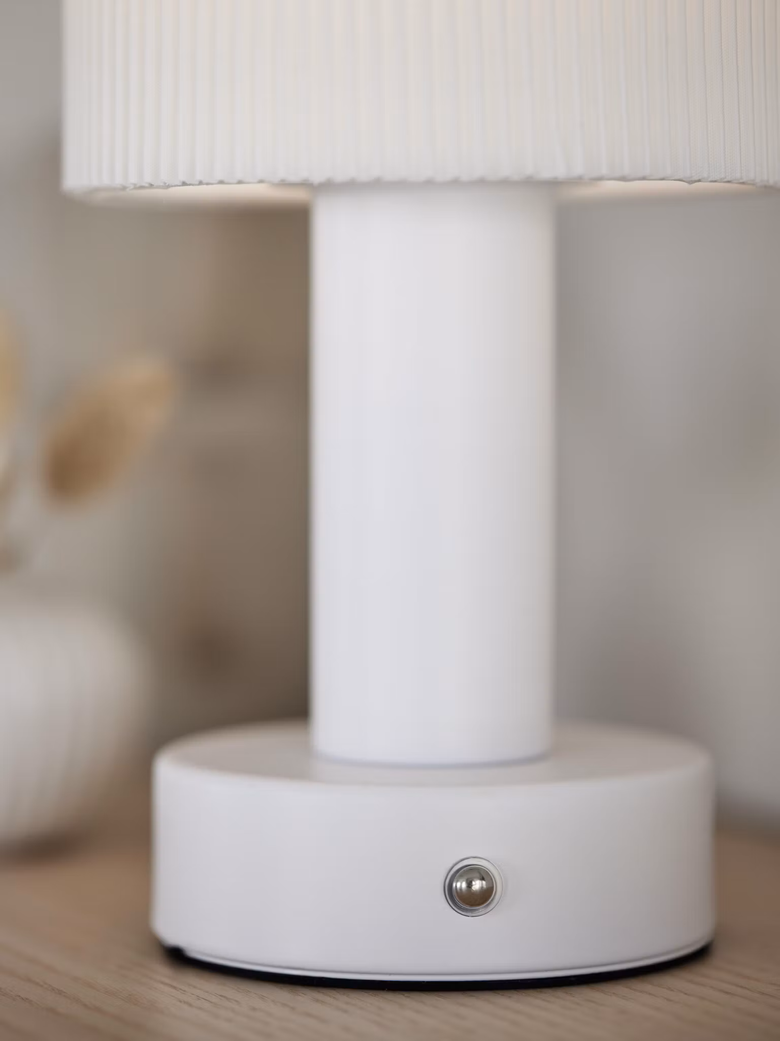 Tiara bordslampa Laddbar vit