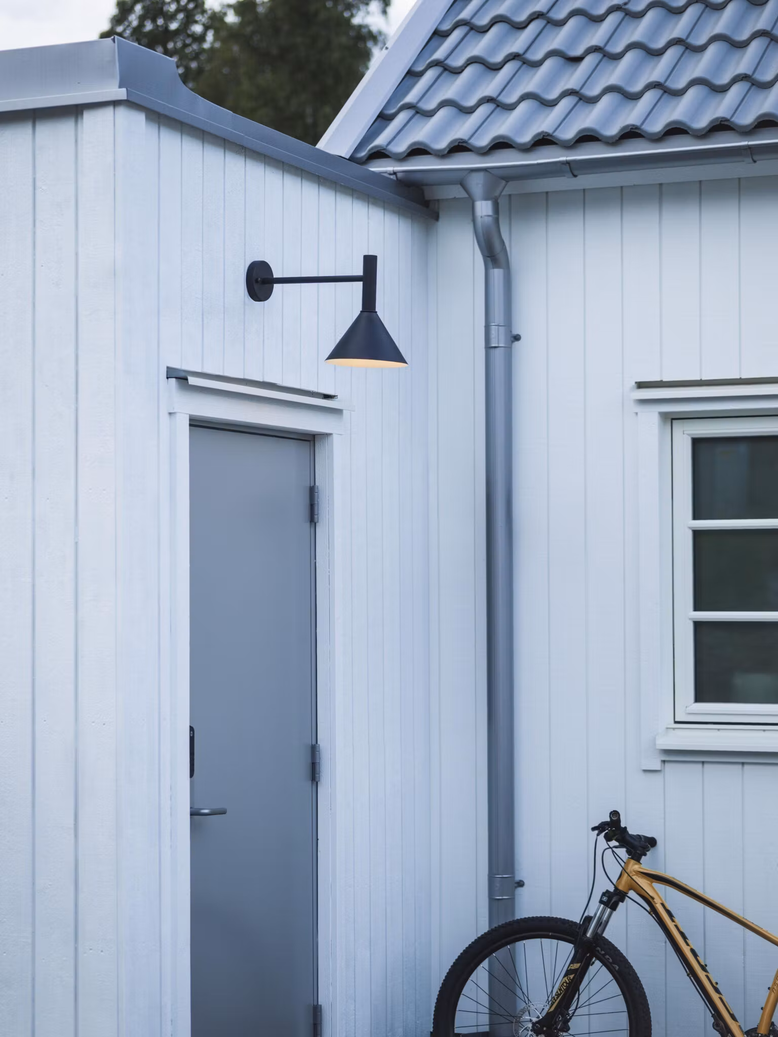 Tripp fasadlampa 230V IP44 grå 50cm