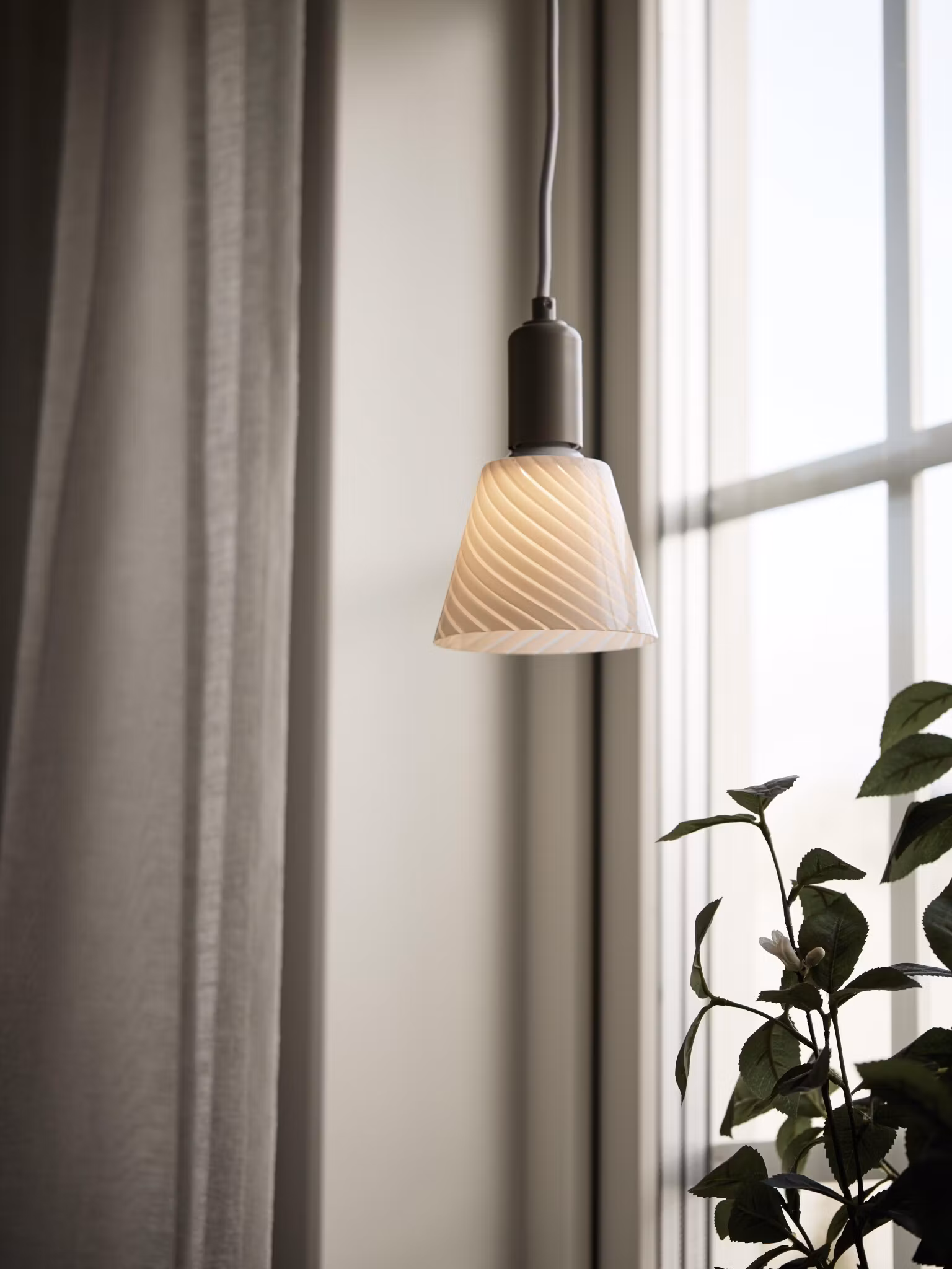 Tilda fönsterlampa E27, beige/vit