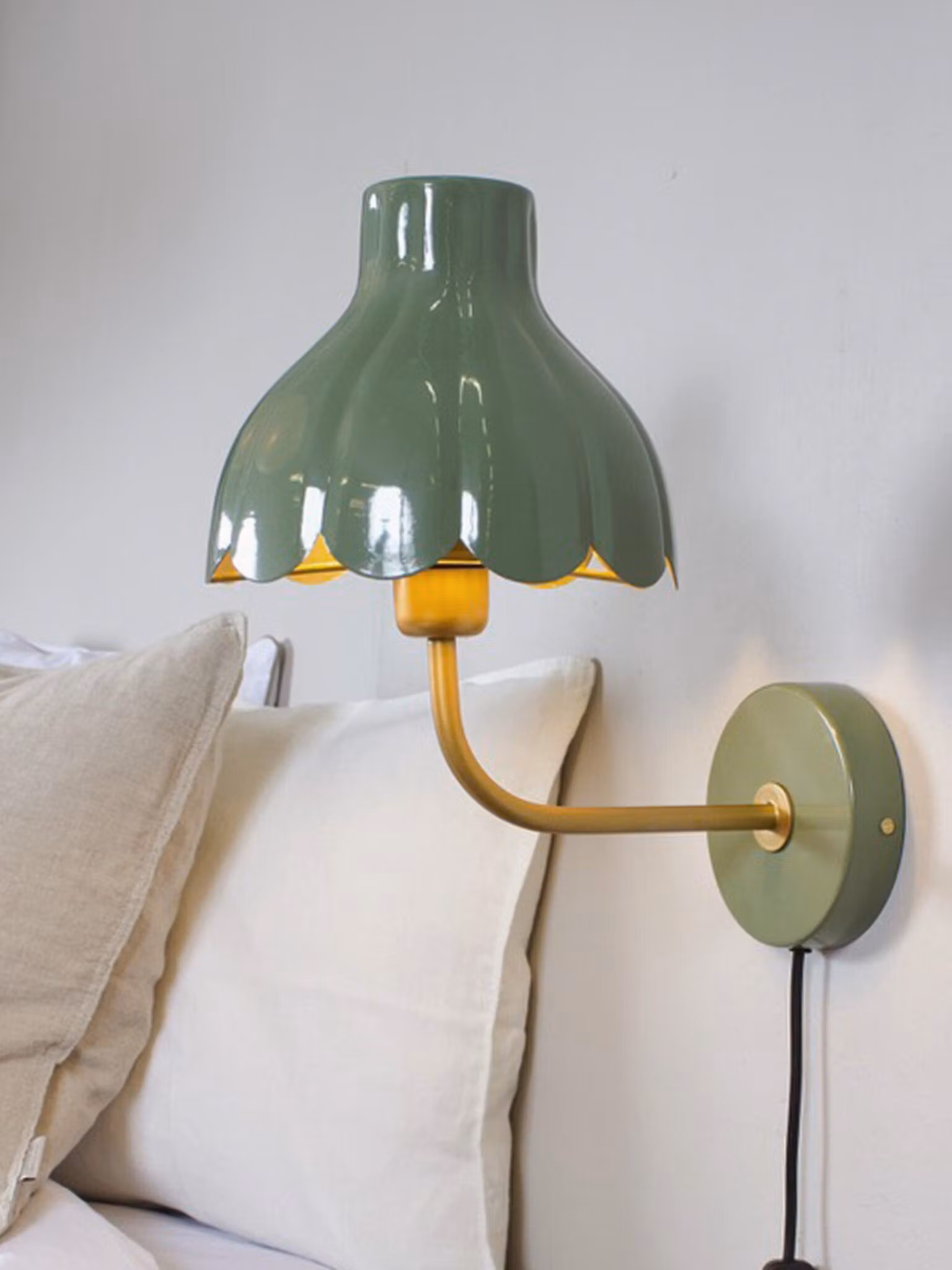 Wells vägglampa Mossa/guld 21cm