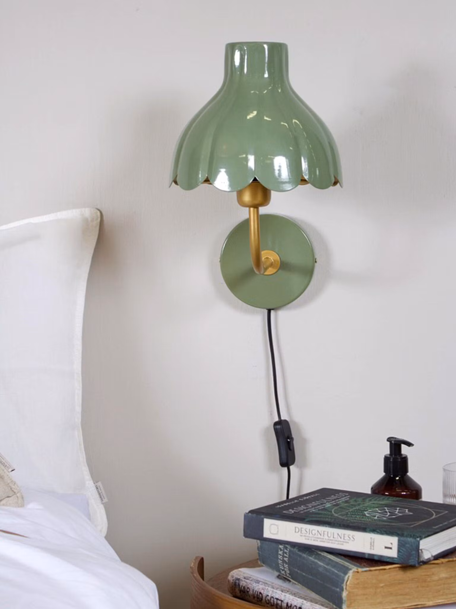 Wells vägglampa Mossa/guld 21cm