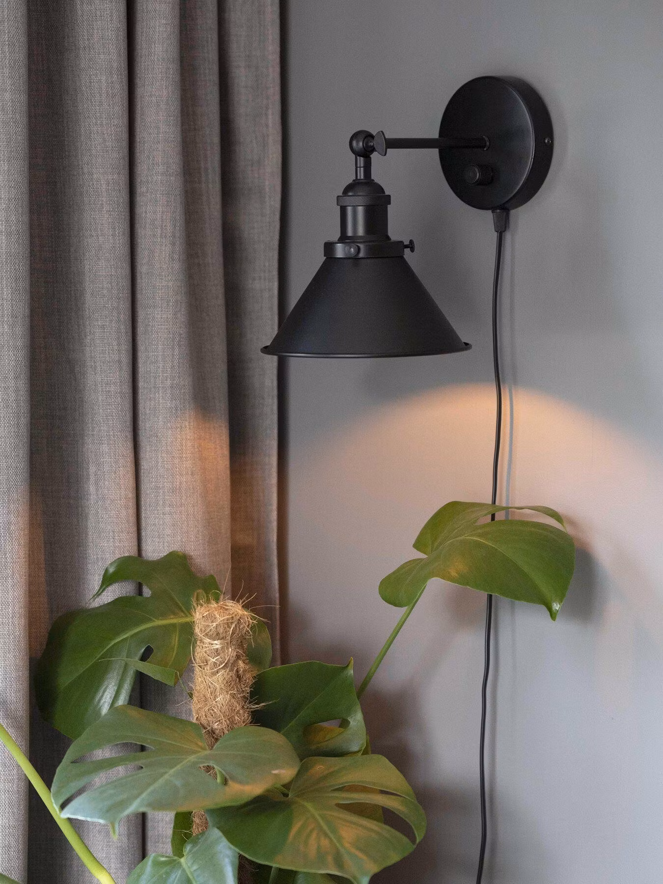 Anton vägglampa Svart 18cm, dimbar