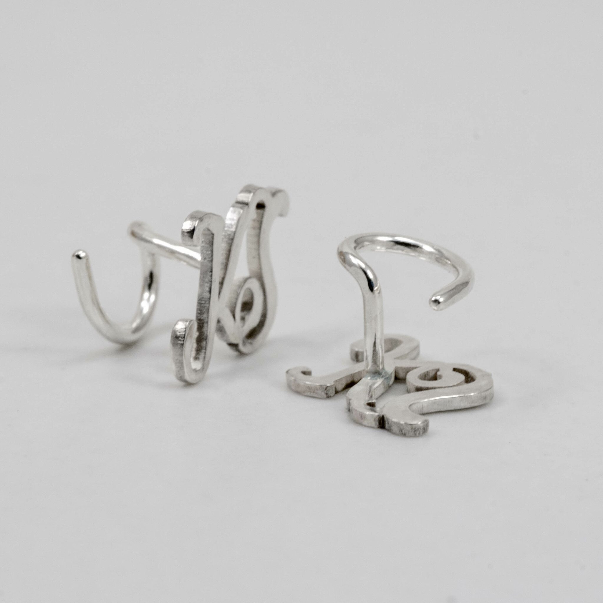 Cursive Comfort - Tweeletterige oorbellen van gerecycled sterlingzilver