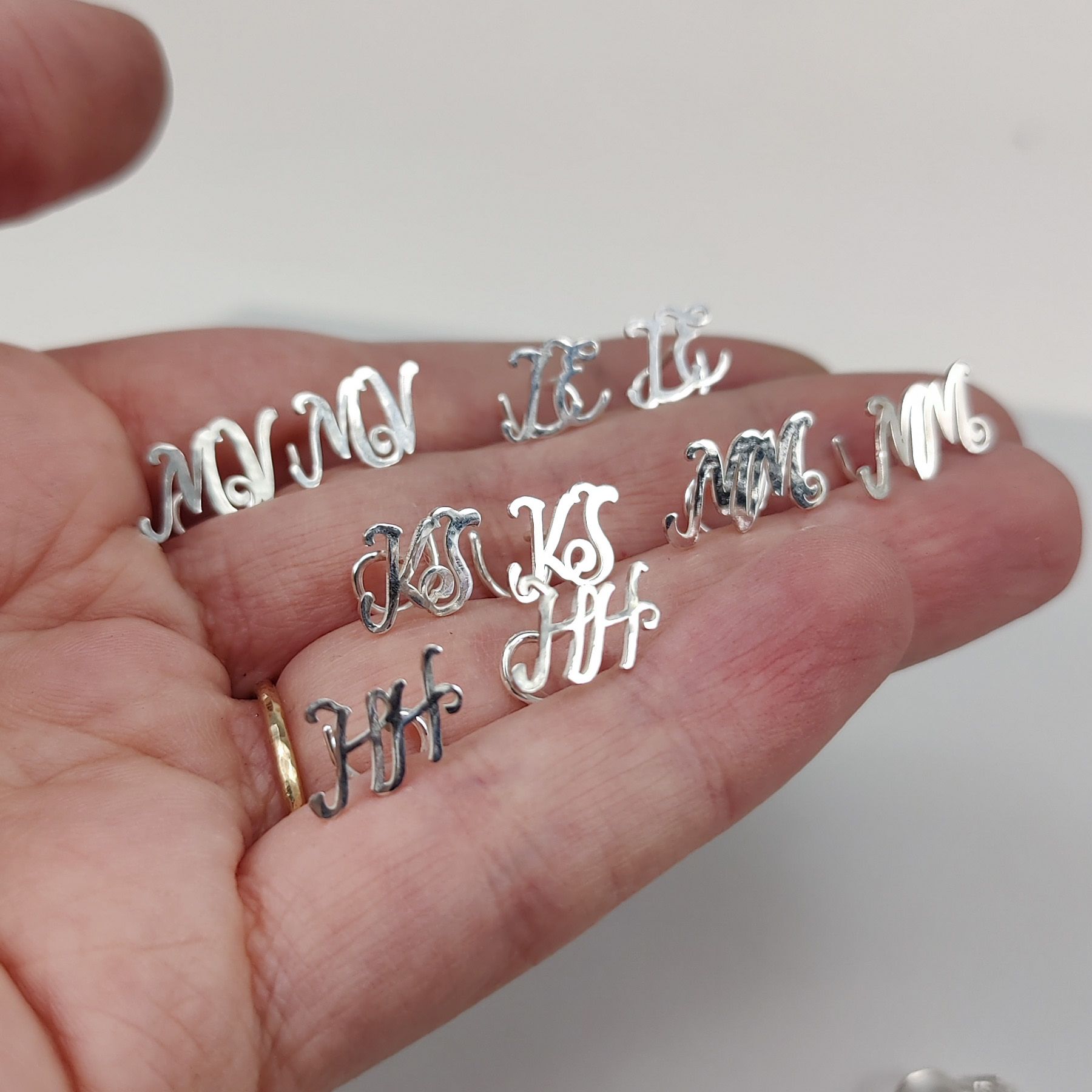 Cursive Comfort - Tweeletterige oorbellen van gerecycled sterlingzilver