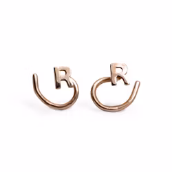 18K Mini Letters - Comfort Oorbellen in Gerecycled Goud