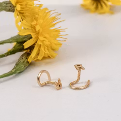 18K Mini Letters - Comfort Oorbellen in Gerecycled Goud