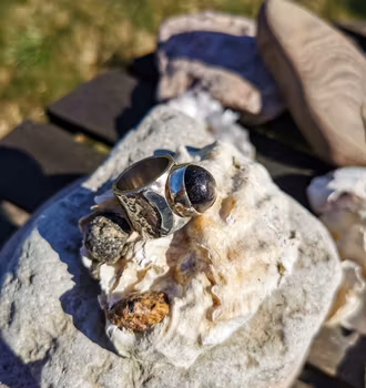 Gudinne/Prästinne ring i 925 silver med en nästan svart stjärnrubin "Black star"