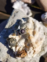 Gudinne/Prästinne ring i 925 silver med stjärnrubin