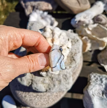 Ring med rå Regnbågsmånsten I 925 silver