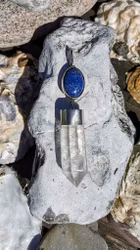 Lapiz lazuli med kraftfull laserstav bergkristall