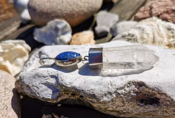 Lapiz lazuli med kraftfull laserstav bergkristall