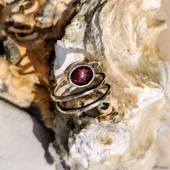 Orm ring med stjärnrubin