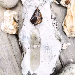 Opal i matrix från Australien med mycket speciell Lemurien bergkristall