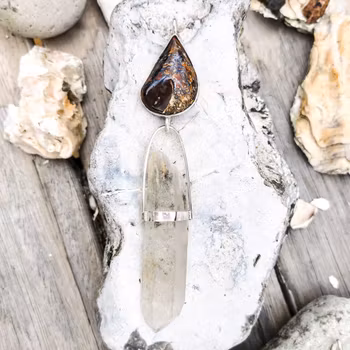 Opal i matrix från Australien med mycket speciell Lemurien bergkristall