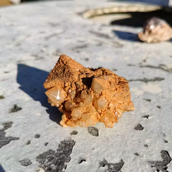 Unikt bergkristall kluster med flourit kub, täckta med sandliknande material
