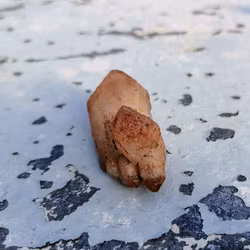 Dubbel bergkristall / tangerin kvarts med flera små påhängskristaller