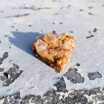 Litet bergkristall klustermed röda, lite råda och oranga färger