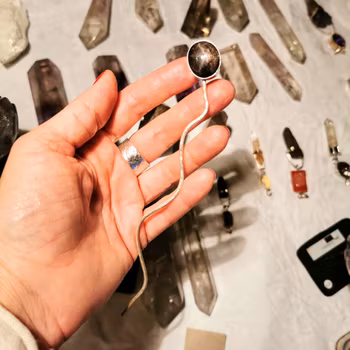 Ormhårnål med stjärnrubin