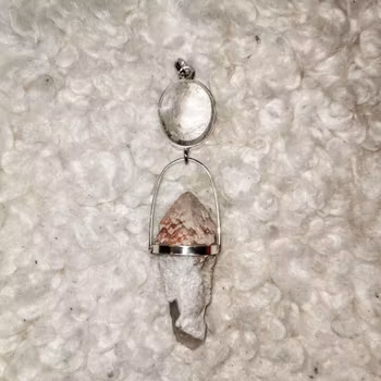 Cabuchon slipad bergkristall med spatem cathedral rose quartz