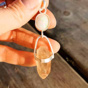 Welo opal med dubbelterminerad rosa Lemurien