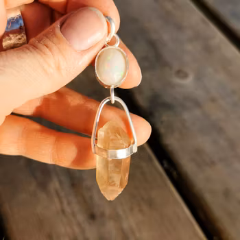 Welo opal med dubbelterminerad rosa Lemurien