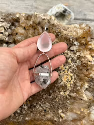 Facettslipad rosenkvarts med stor Herkimer diamant