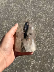 Bergkristall spets med spännande inklusioner