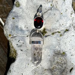 Facettslipad granat med Brandenberg Enhydro kristall