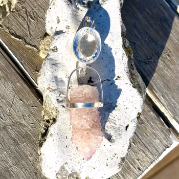 Facettslipad Bergkristall med fairy quartz
