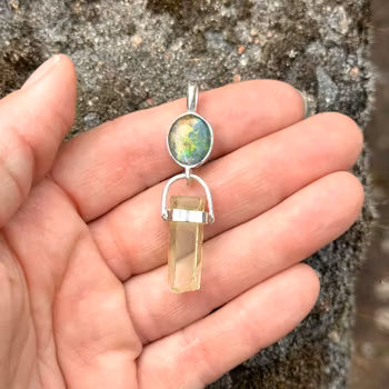 Opal från Australien med kristallin Guldberyll