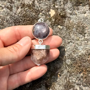 Stjärnrubin med rosa litium kristall