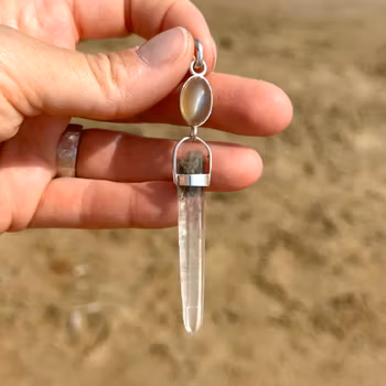 Naturlig grön månsten med lodolit från Himalaya