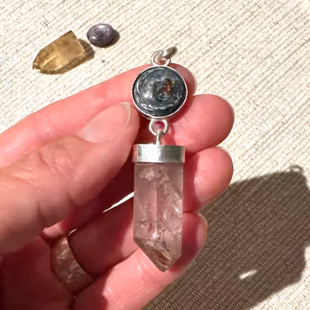 Galaxy opal med rosa litium kristall