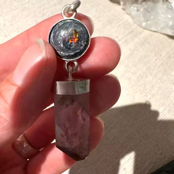 Galaxy opal med rosa litium kristall