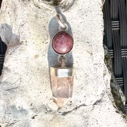 Stjärnrubin med rosa litium kristall