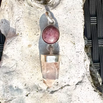 Stjärnrubin med rosa litium kristall