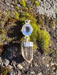 Facettslipad bergkristall med lodolit full av fantomer