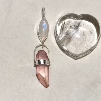 Prästinnesmycke för kärleken Regnbågsmånsten med rosa kvarts